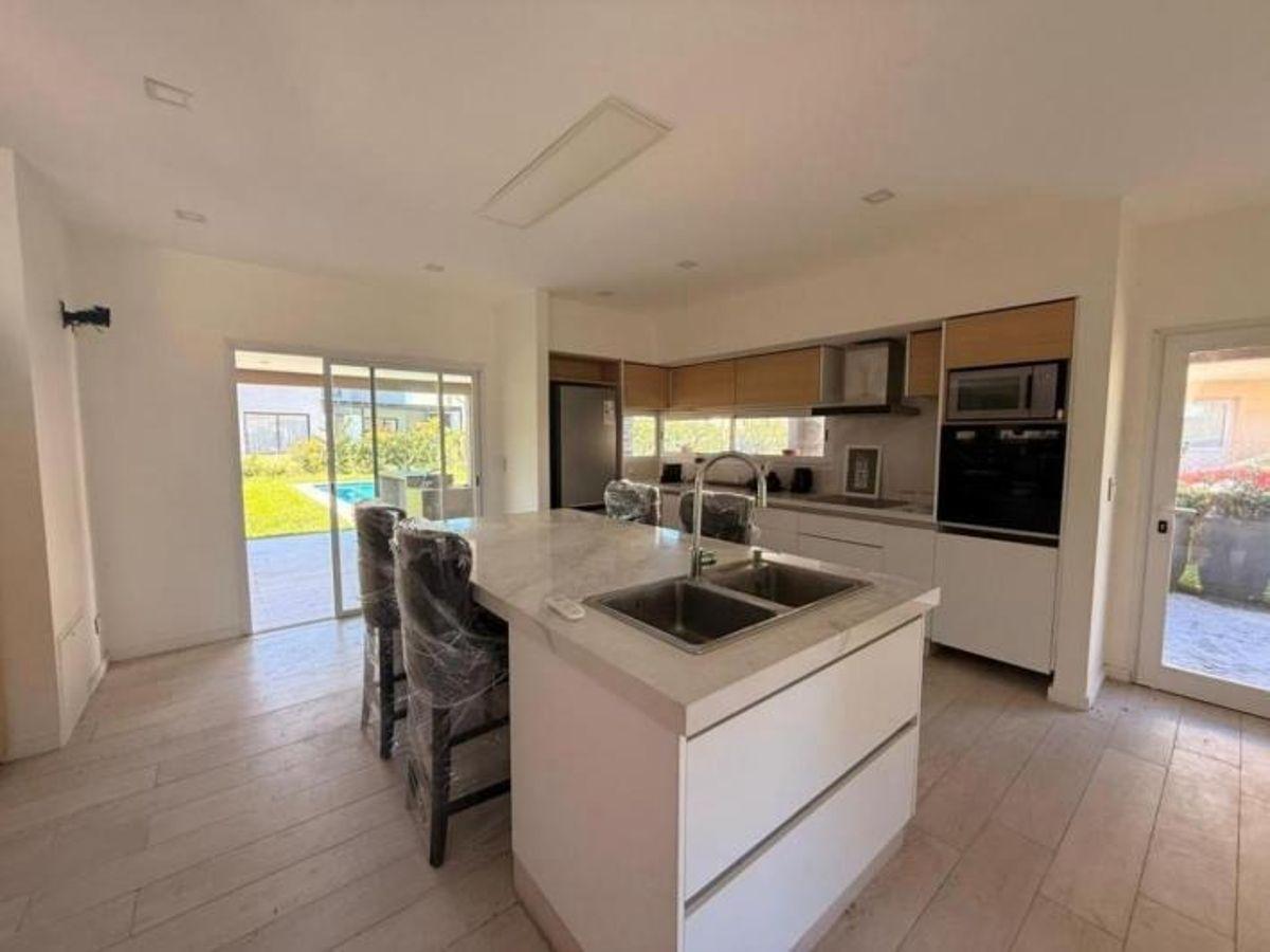 Foto de Venta de Casa en zona Harás Santa María Escobar, imagen 4