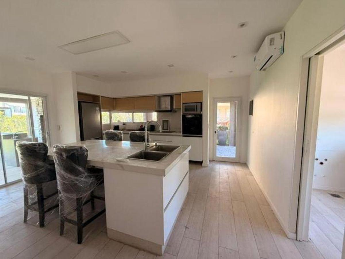 Foto de Venta de Casa en zona Harás Santa María Escobar, imagen 2