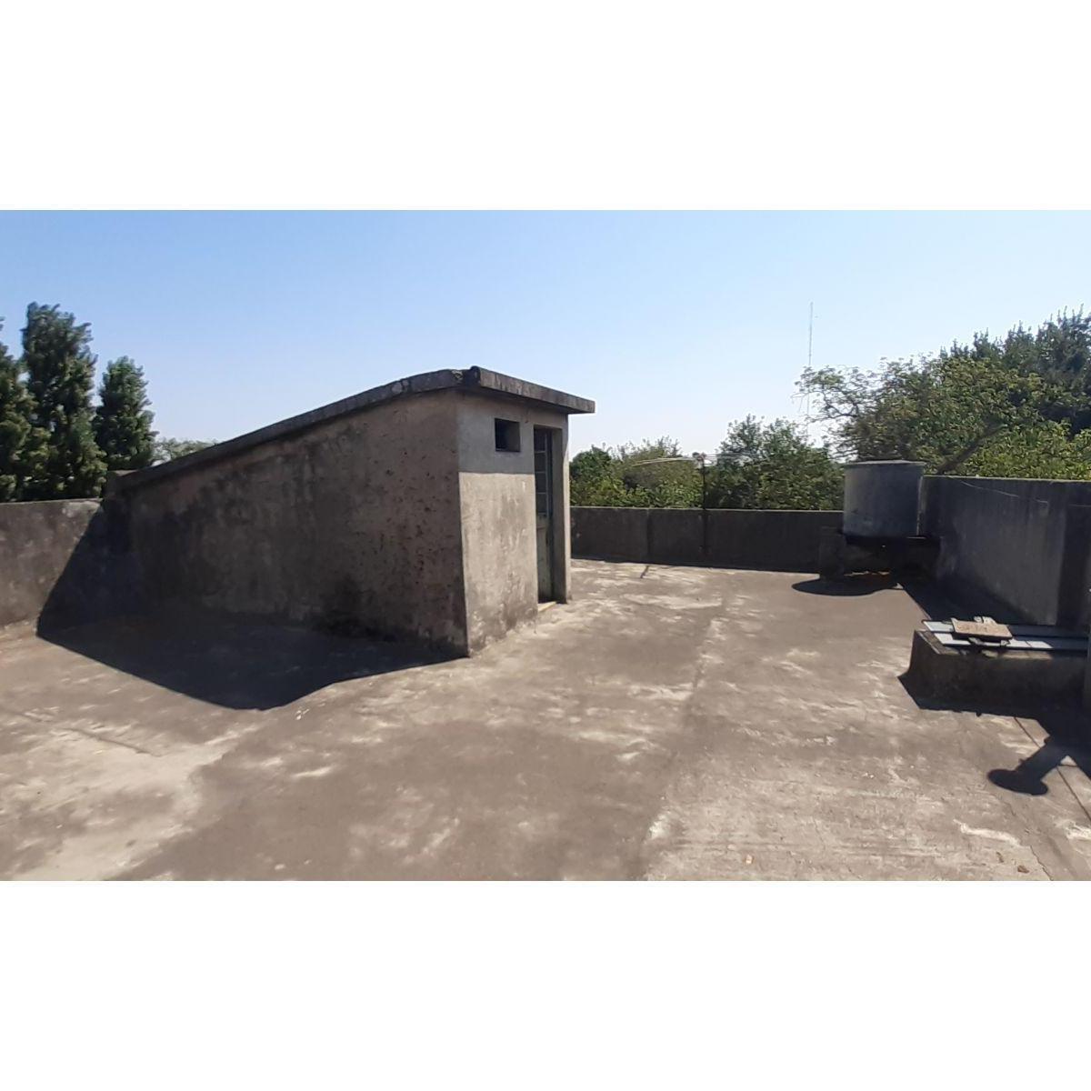 Casa a Refaccionar en Dos Plantas con Local Grande Sobre Excelente Lote 1