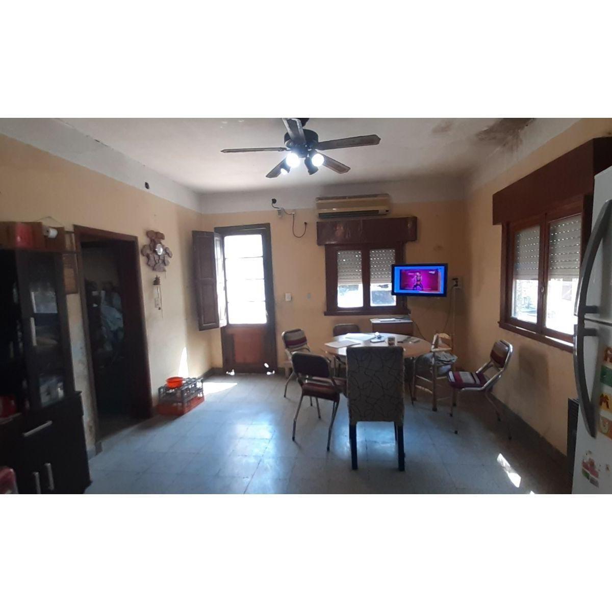 Casa a Refaccionar en Dos Plantas con Local Grande Sobre Excelente Lote 5