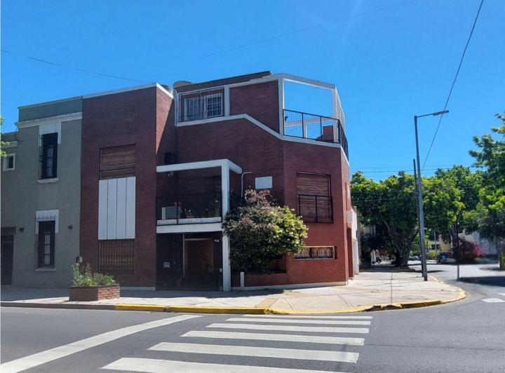 Venta - Liniers - Casa en esquina con terraza y parrilla- APTO CREDITO HIPOTECARIO 2