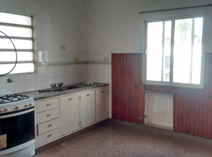 OLIVOS en ALQUILER casa muy comoda con 2 dorm, living comedor, cocina comedor, , baño, garage, patio 3