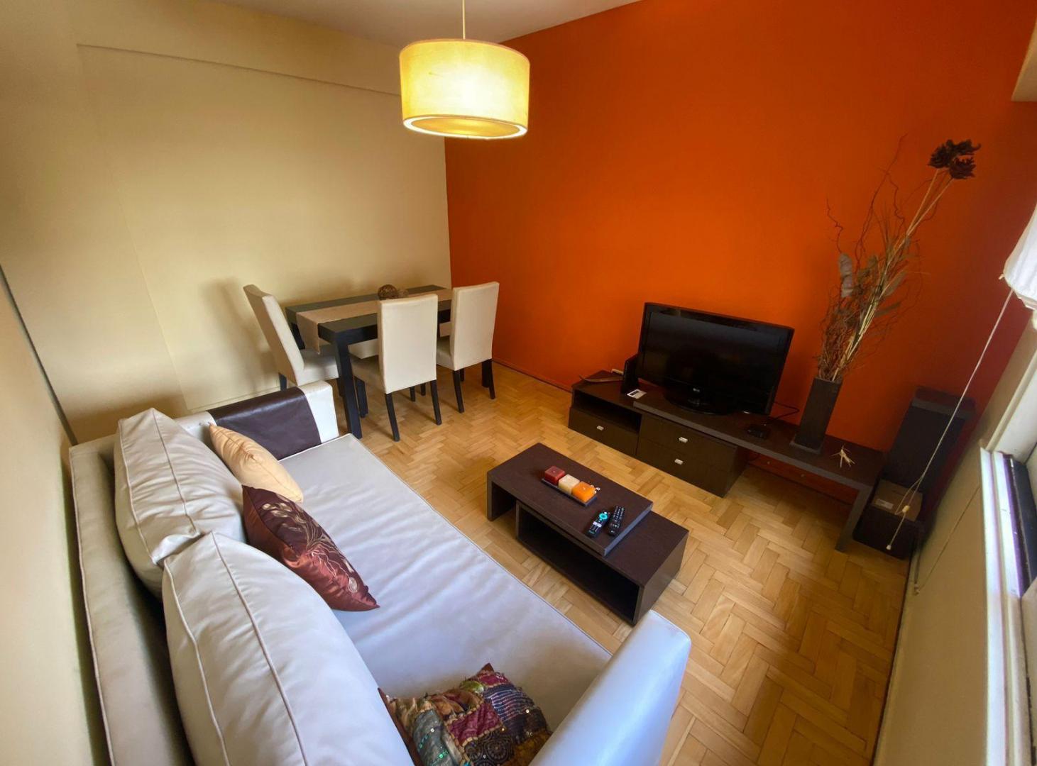 Silencioso , Luminoso y confortable 2 amb en Monroe al 3000, Belgrano. U$S 550 + Gastos. EXPENSAS: $