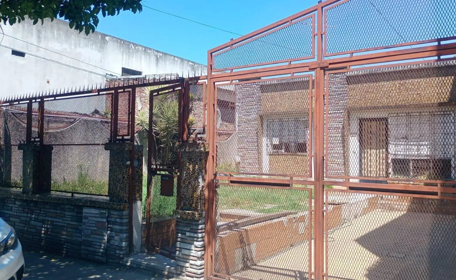 Casa en Venta en VILLA LUGANO con 6 ambientes 2 Cocinas 2 Baños Garaje Fondo libre 4
