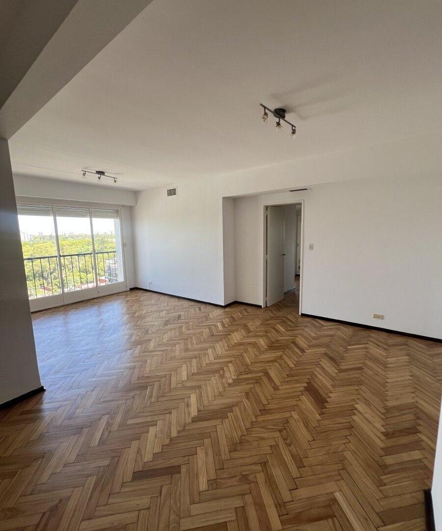 Semipiso de 4 ambientes con cochera; vista al río.