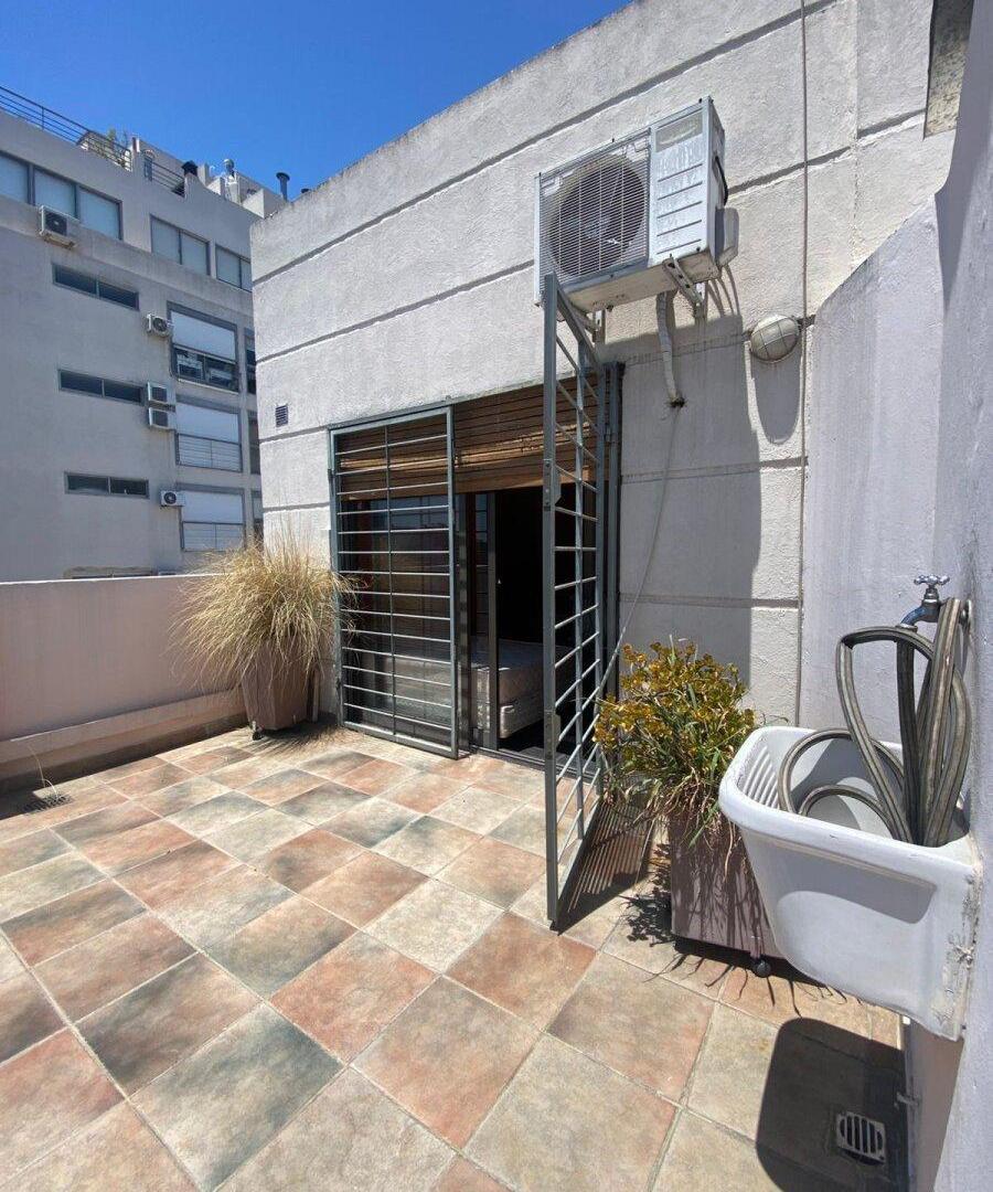 EXCELENTE DUPLEX. 3 AMBIENTES  Sup LUMINOSO. Balcón aterrazado