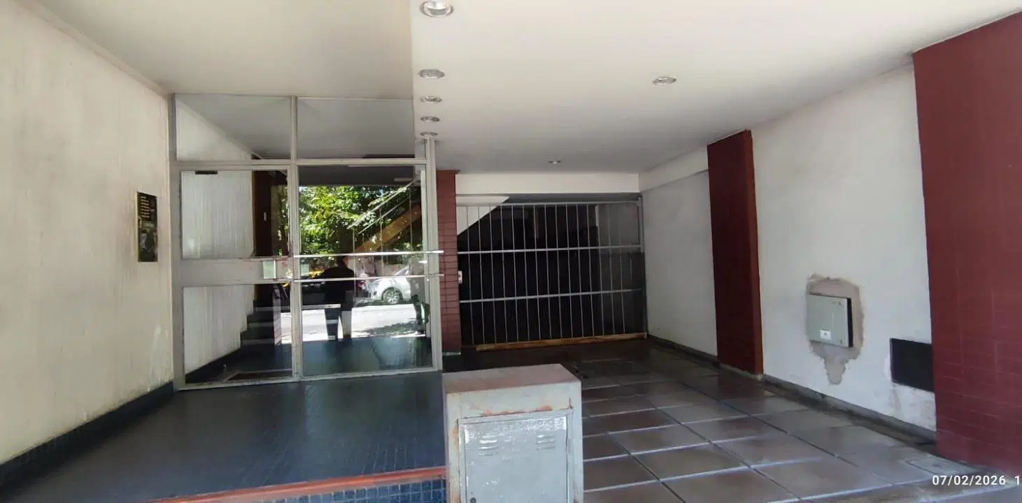 Hermoso 2 ambientes al frente, balcon, patio, cochera, baulera. Ideal inversor 3