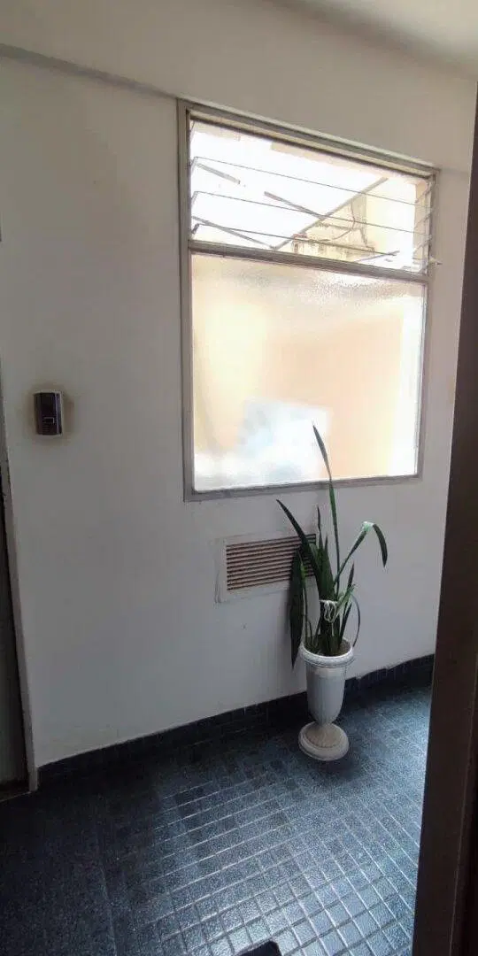 Hermoso 2 ambientes al frente, balcon, patio, cochera, baulera. Ideal inversor 5