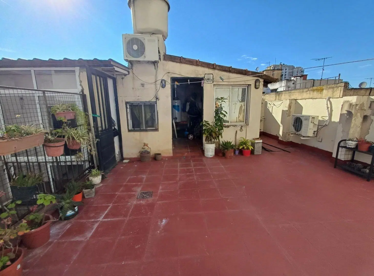 Excelente PH de 3 ambientes con gran terraza, frente al Parque Chacabuco. 2