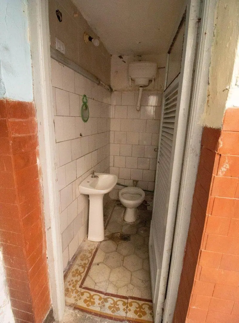 Casa de 2 entradas - PB, 1ero y 2do piso - Patios y Terraza - 505m² - Congreso - Pensión/Hotel - Esc 5