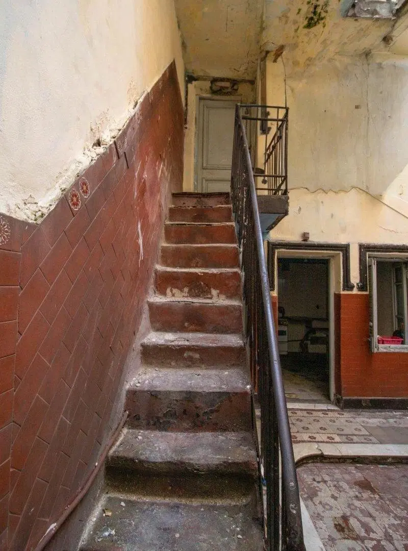 Casa de 2 entradas - PB, 1ero y 2do piso - Patios y Terraza - 505m² - Congreso - Pensión/Hotel - Esc 3