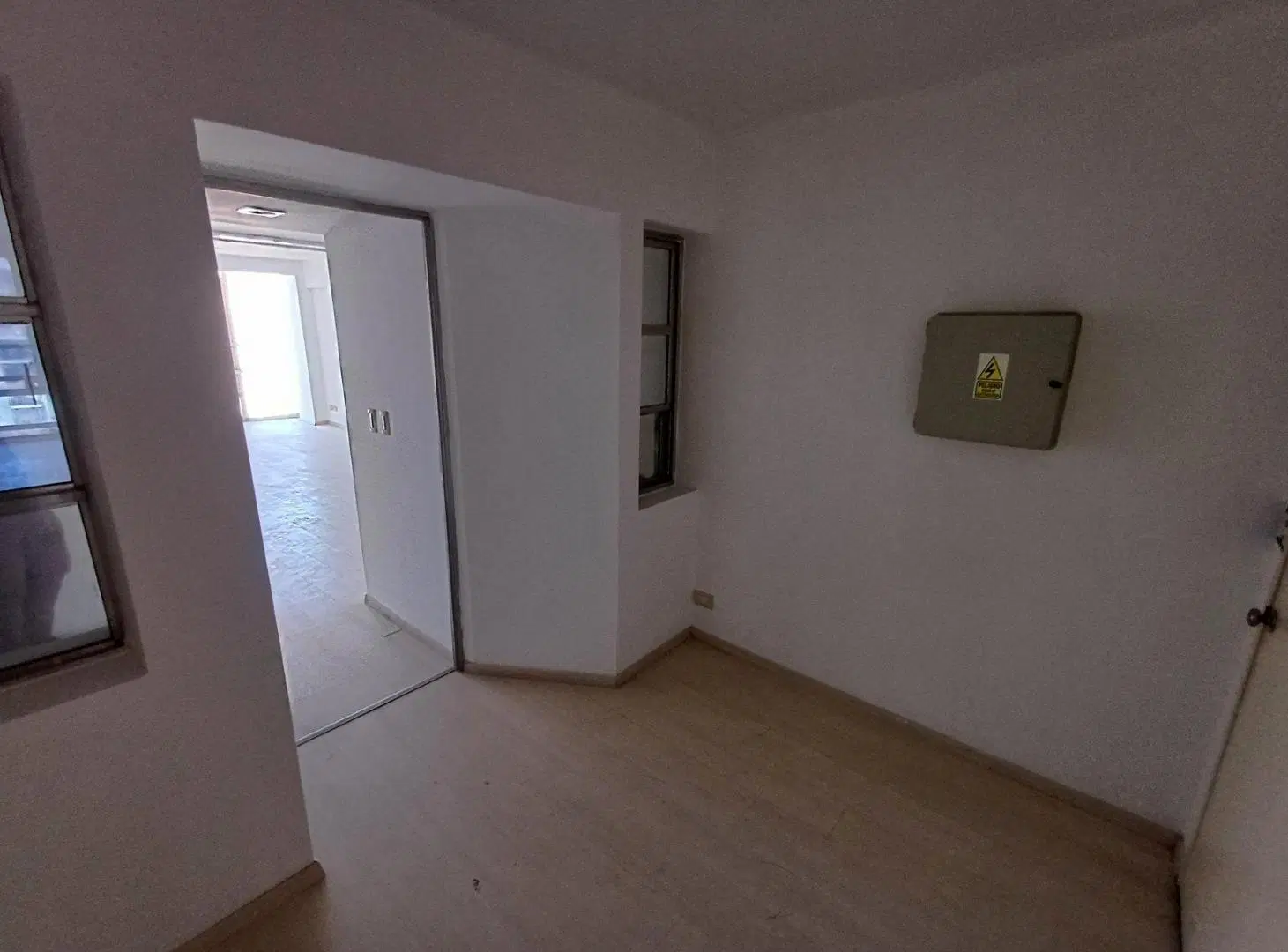 Alquiler Moderna Oficina con excelente ilumunación, cocina y baño privado, Monserrat. 4