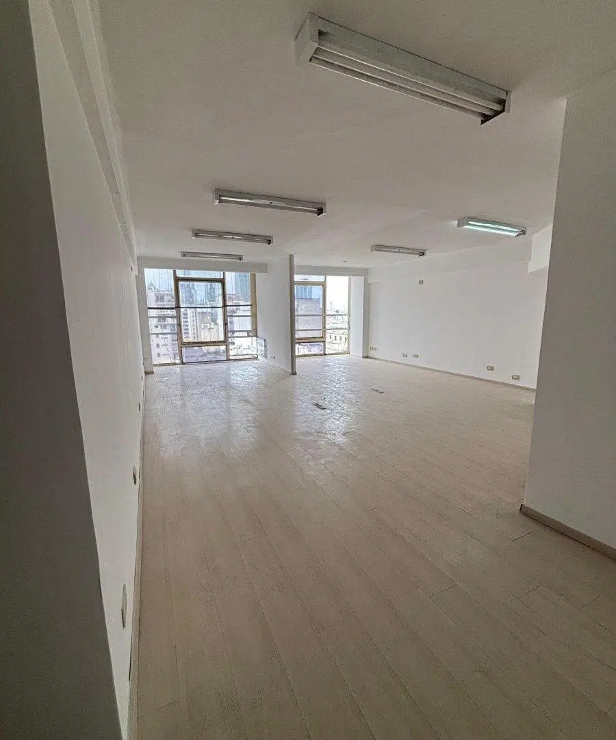 Alquiler Moderna Oficina con excelente ilumunación, cocina y baño privado, Monserrat. 2