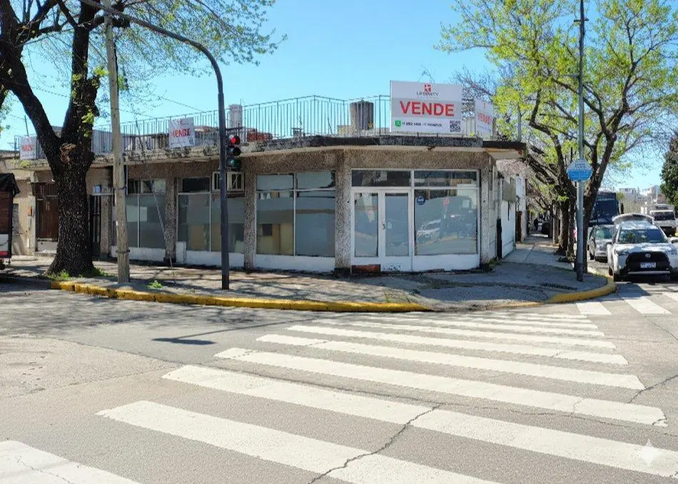 Espectacular Esquina con Locales en Block 2