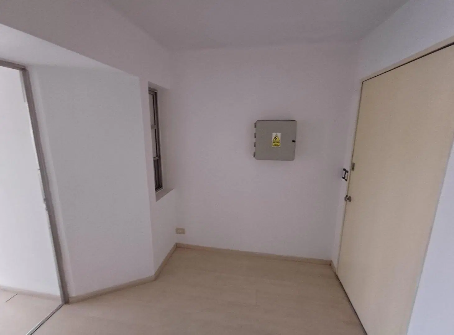 Moderna Oficina con excelente ilumunación, cocina y baño privado, Monserrat. 3