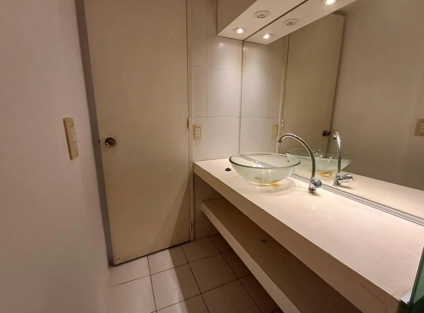 Moderna Oficina con excelente ilumunación, cocina y baño privado, Monserrat. 2