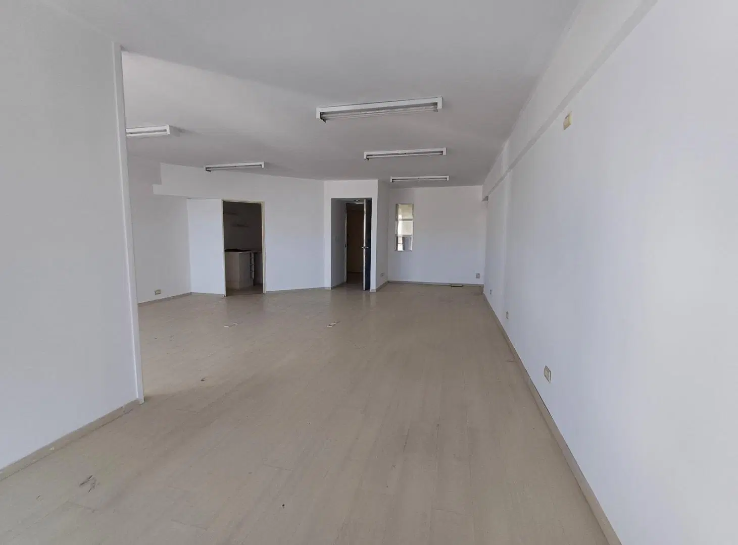 Moderna Oficina con excelente ilumunación, cocina y baño privado, Monserrat. 5