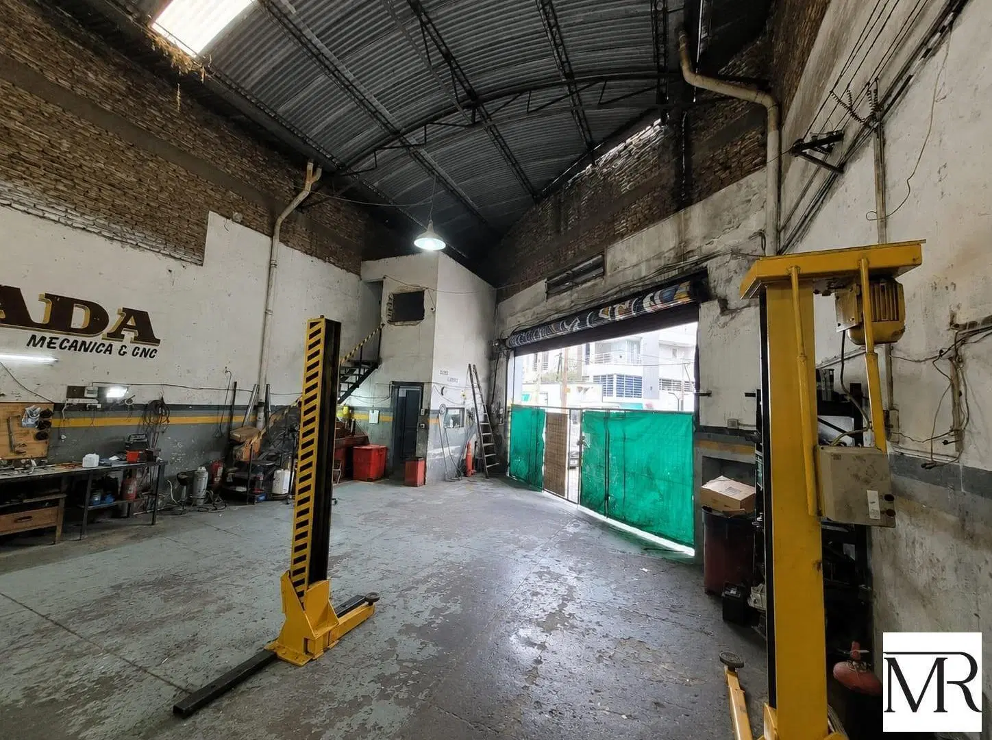 Galpon, Nave Industrial, Deposito + Dos Locales Sobre Avenida con doble Acceso, Gran Porton para cam 2