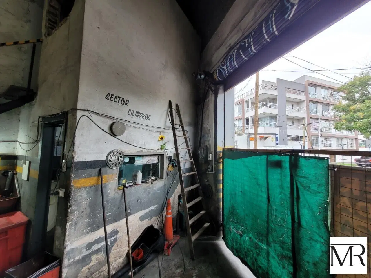 Galpon, Nave Industrial, Deposito + Dos Locales Sobre Avenida con doble Acceso, Gran Porton para cam 4