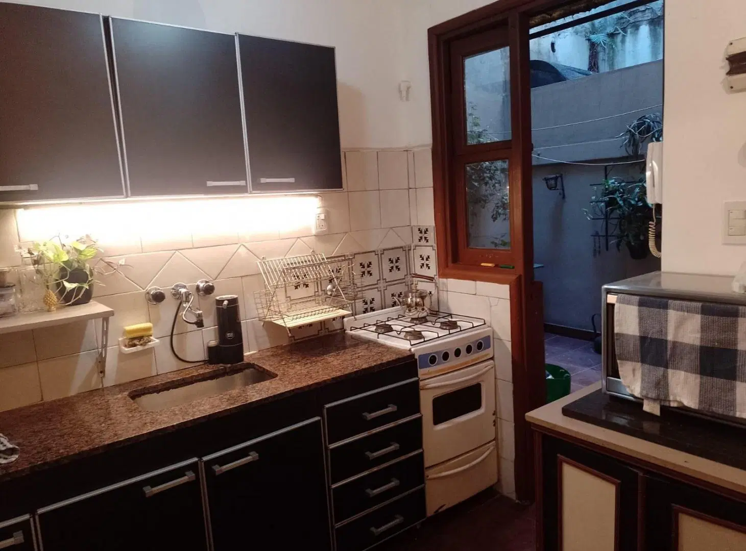 FLORES, YERBAL 2500, 47 M2, 3 AMBIENTES EN PLANTA BAJA. PATIO CON LAVADERO.  USD 86.000.- 4