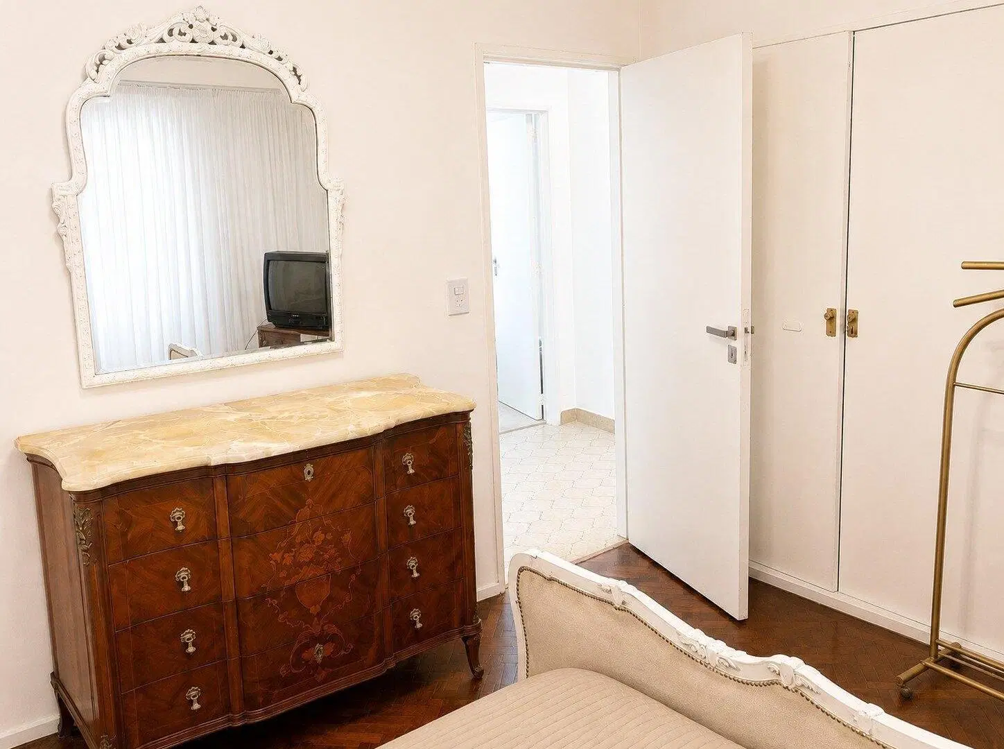 Villa Crespo, Av Corrientes 4800, 5 amb, 120m2, u$s 1.100 + Expensas + Servicios. Contrato minimo 6 5