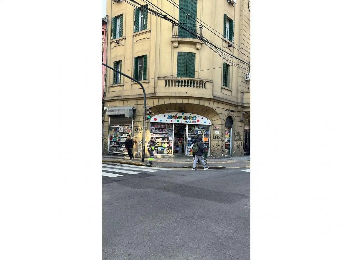 Espectacular negocio en esquina en pleno Barrio de Once 2