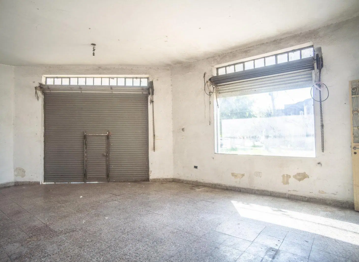 Venta local, vivienda y terraza. Ideal uso mixto. El Palomar 3