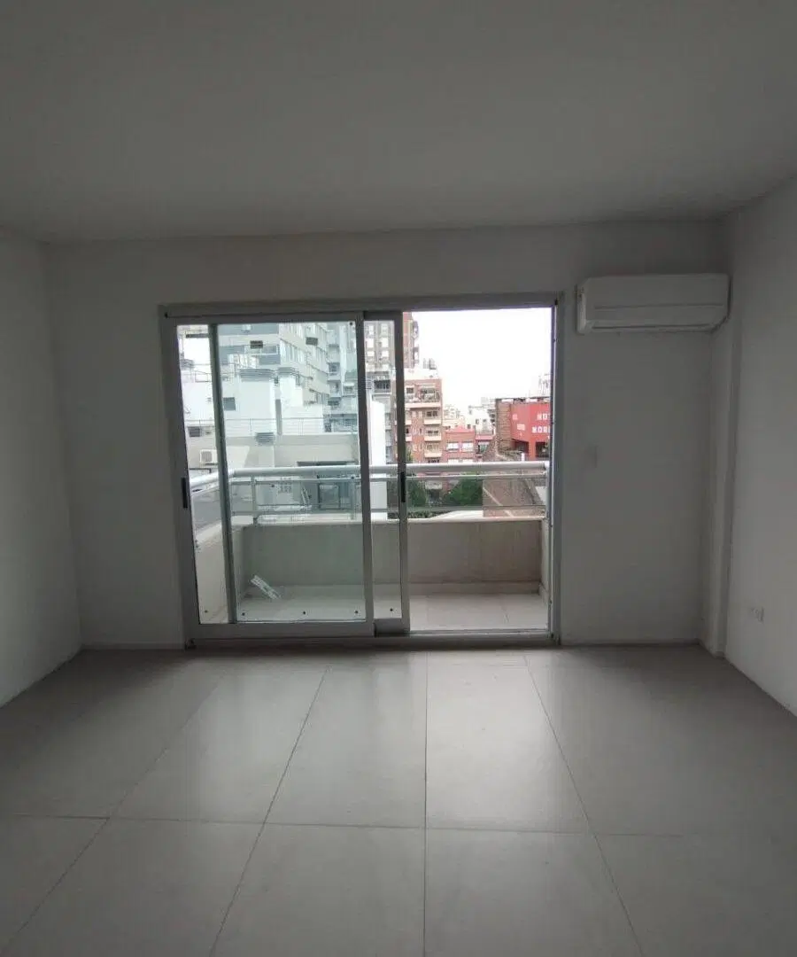 Monoambiente con balcon frente 3