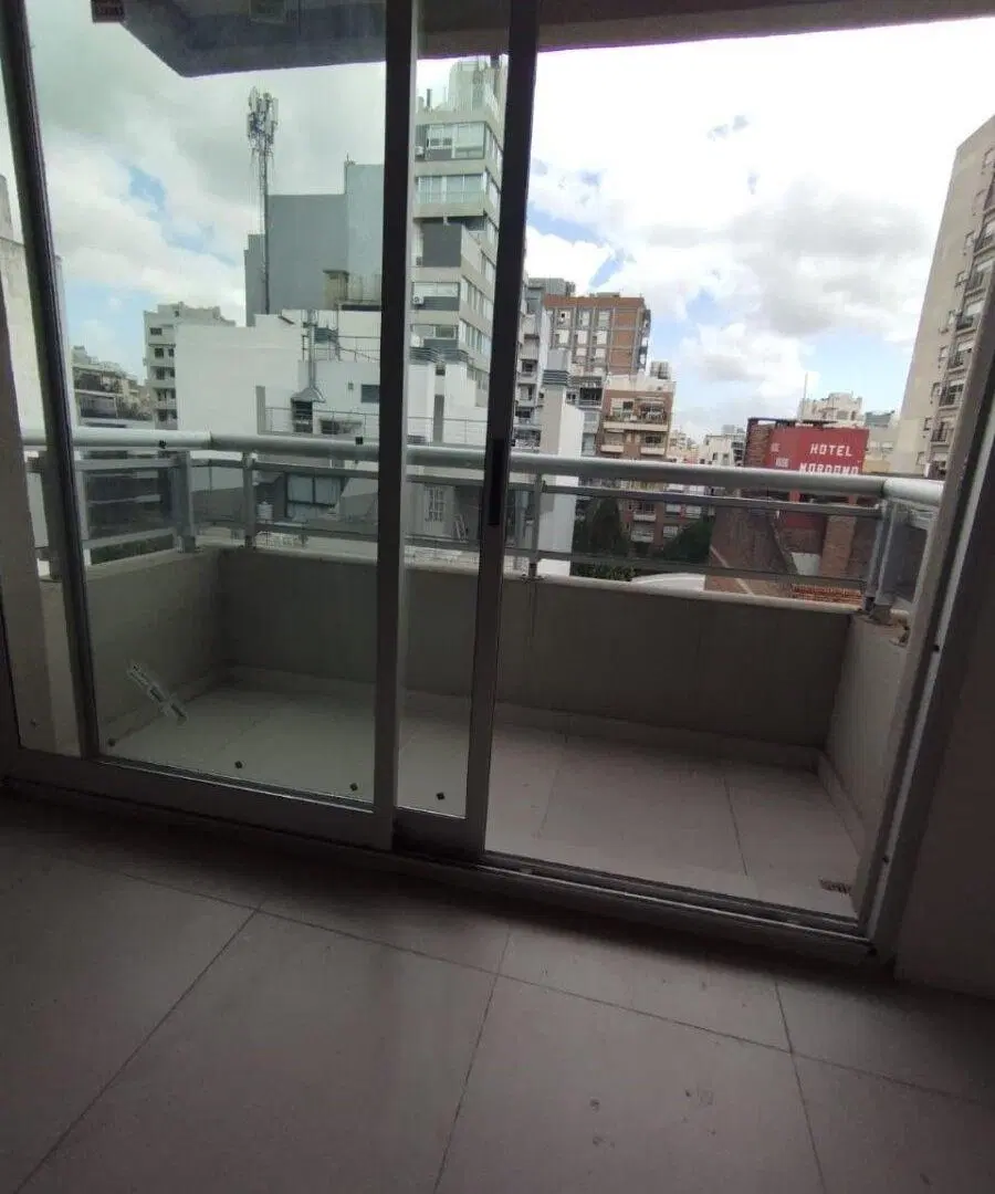 Monoambiente con balcon frente 2