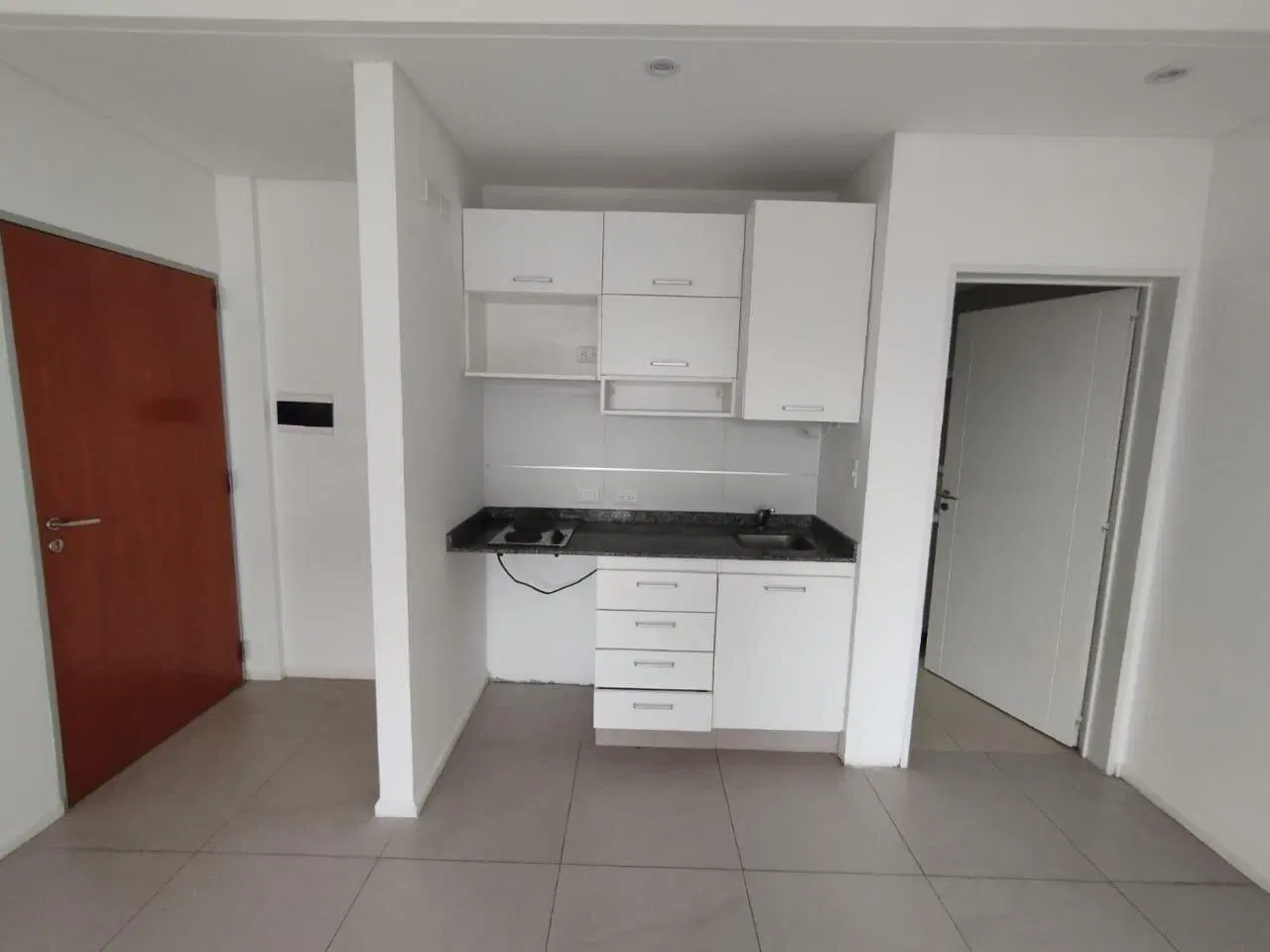 Monoambiente con balcon frente 1
