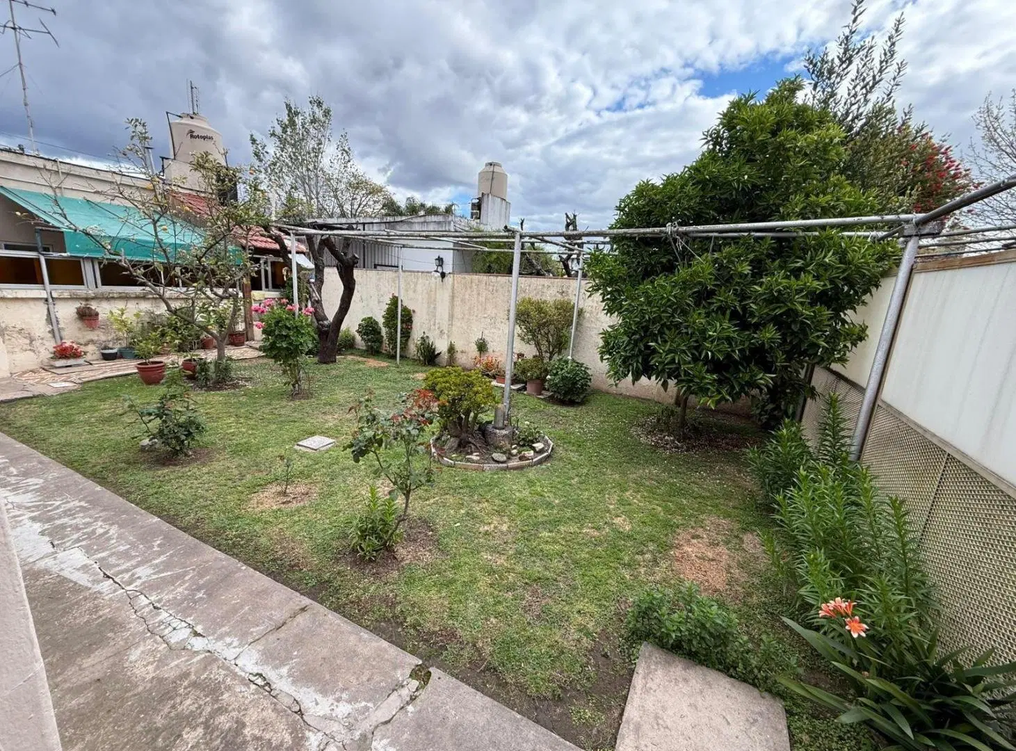 Venta Casa 4 ambientes con depto 3 ambientes en Morón. Financiacion 5