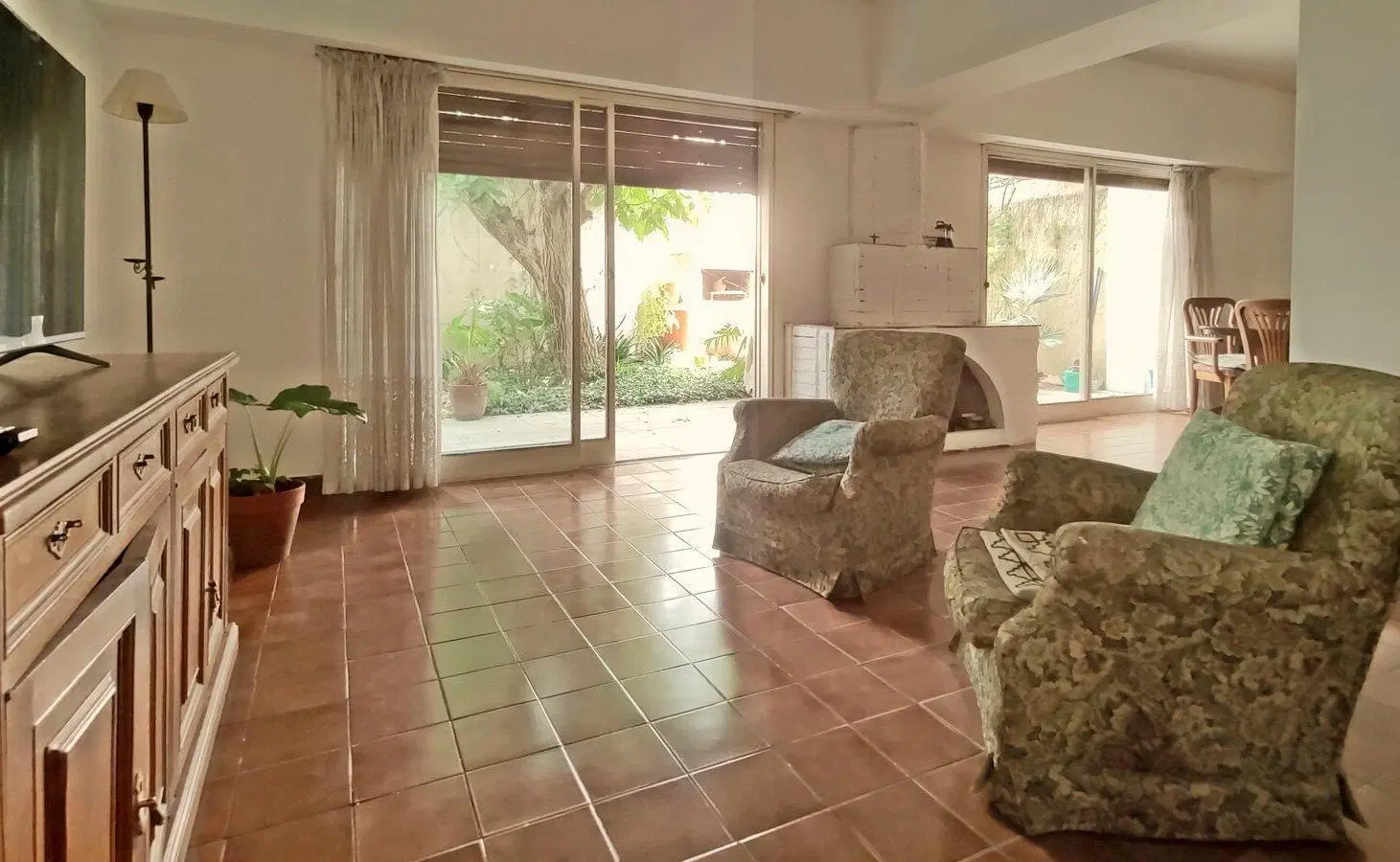 Casa con Jardín, Garaje, Terraza y Parrilla en Villa del Parque 2