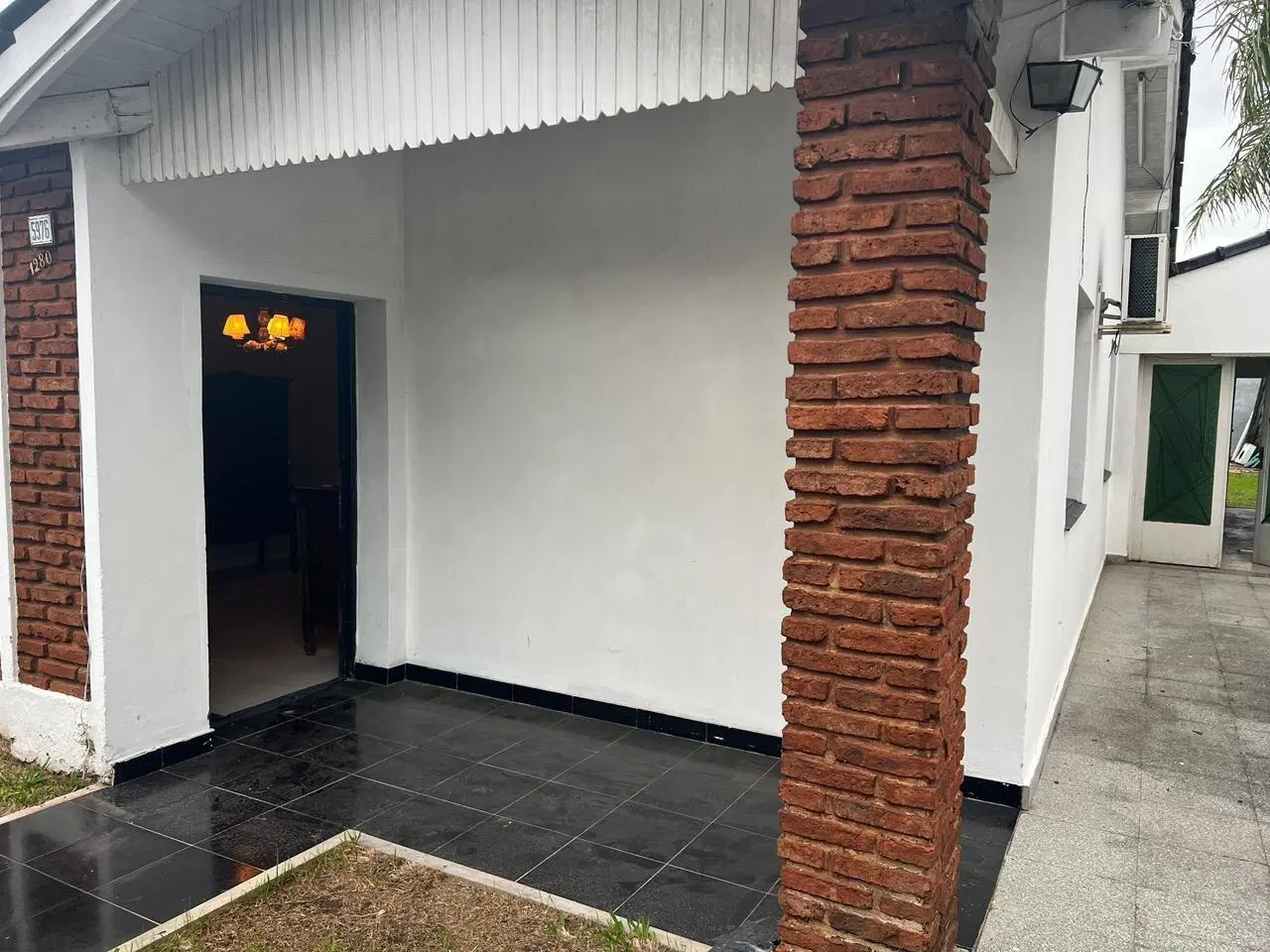 Amplia casa a nueva con cochera para varios autos y jardín 5