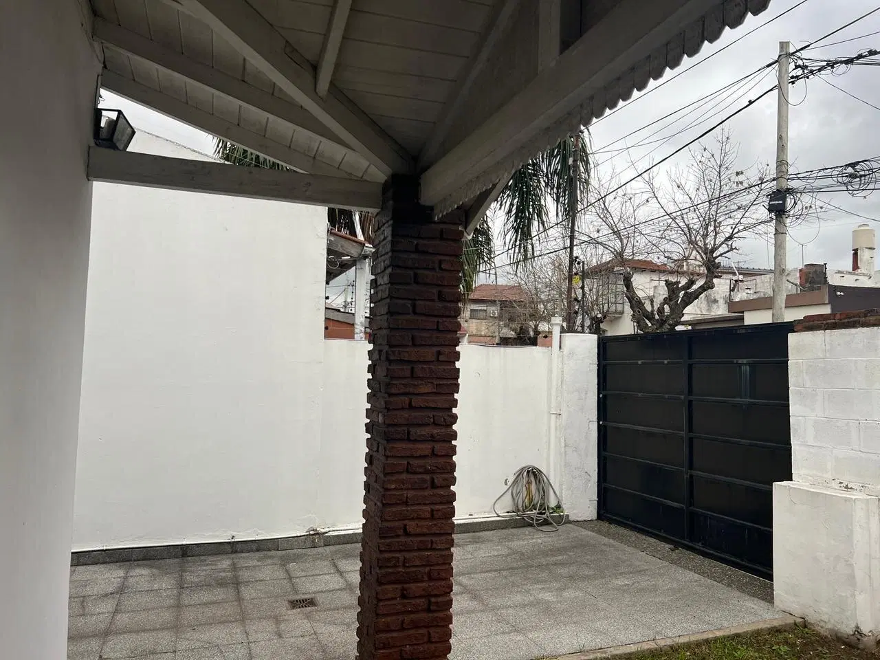 Amplia casa a nueva con cochera para varios autos y jardín 3