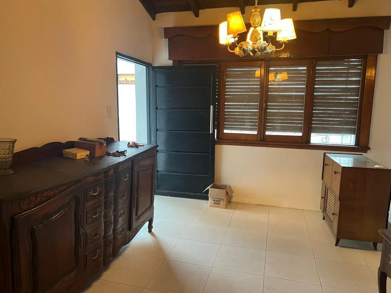 Amplia casa a nueva con cochera para varios autos y jardín 4