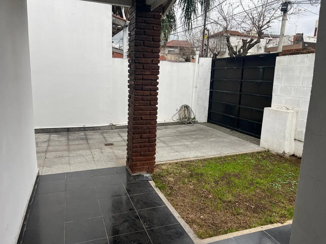 Amplia casa a nueva con cochera para varios autos y jardín 1