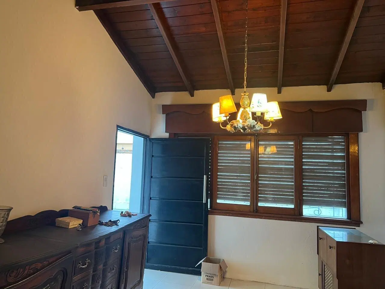 Amplia casa a nueva con cochera para varios autos y jardín 2