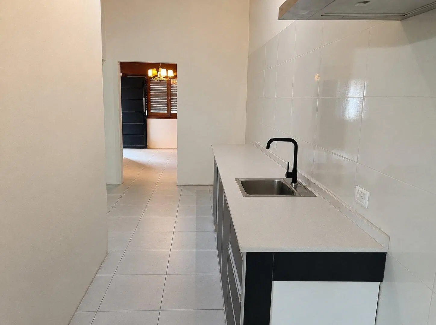 Amplia casa a nueva con cochera para varios autos y jardín 8