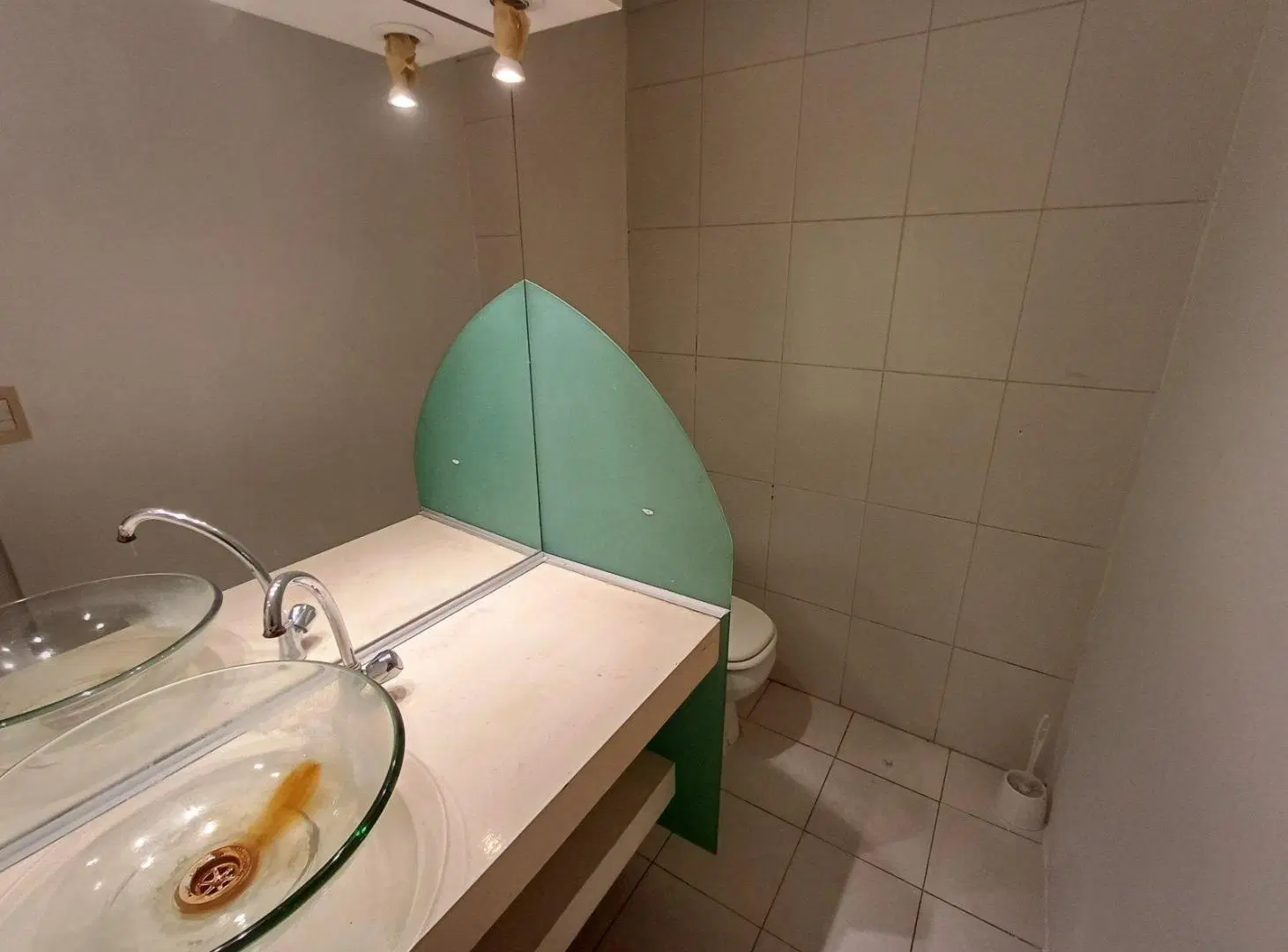 Alquiler Moderna Oficina con excelente ilumunación, cocina y baño privado, Monserrat. 2