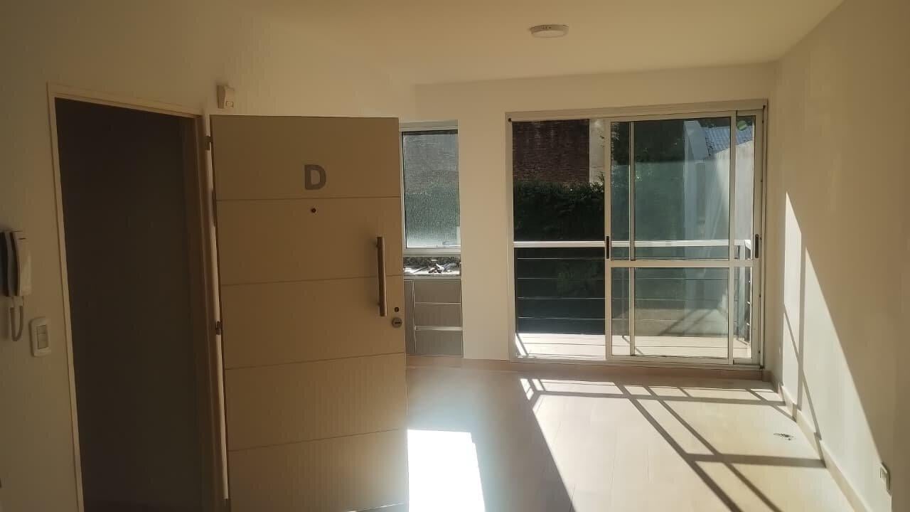 Foto de Venta Monoambiente con patio y balcon, imagen 1