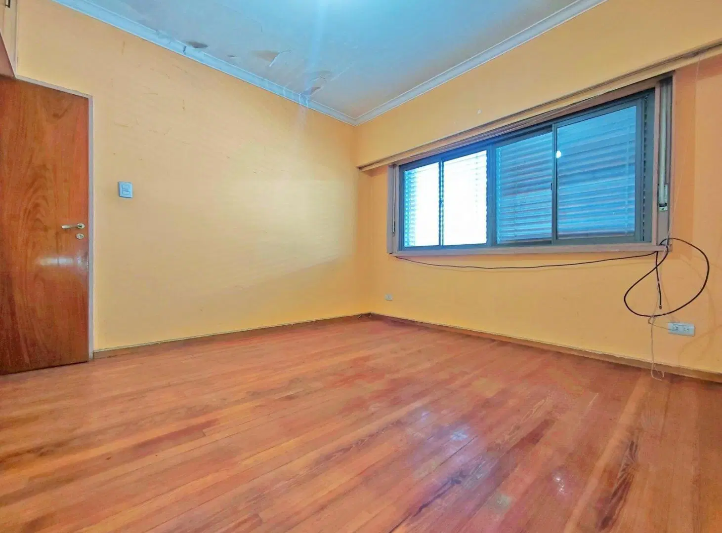 APTA CRÉDITO - Casa en Venta – Lote Propio, 5 Ambientes, Cochera, Patio y Jardín 3