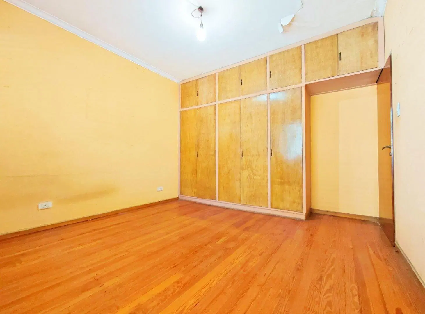 APTA CRÉDITO - Casa en Venta – Lote Propio, 5 Ambientes, Cochera, Patio y Jardín 2