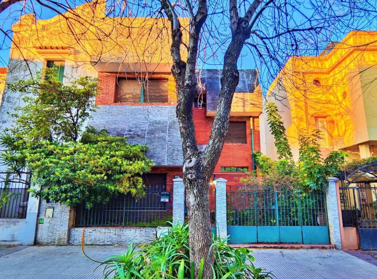 APTA CRÉDITO - Casa en Venta – Lote Propio, 5 Ambientes, Cochera, Patio y Jardín 4