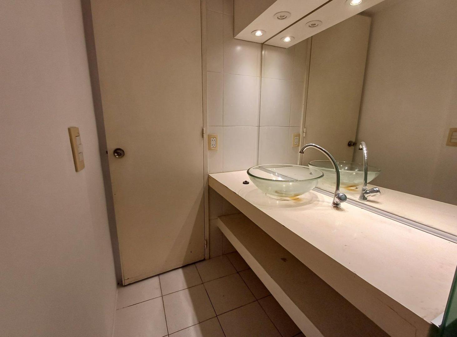Foto de Moderna Oficina con excelente ilumunación, cocina y baño privado, imagen 2