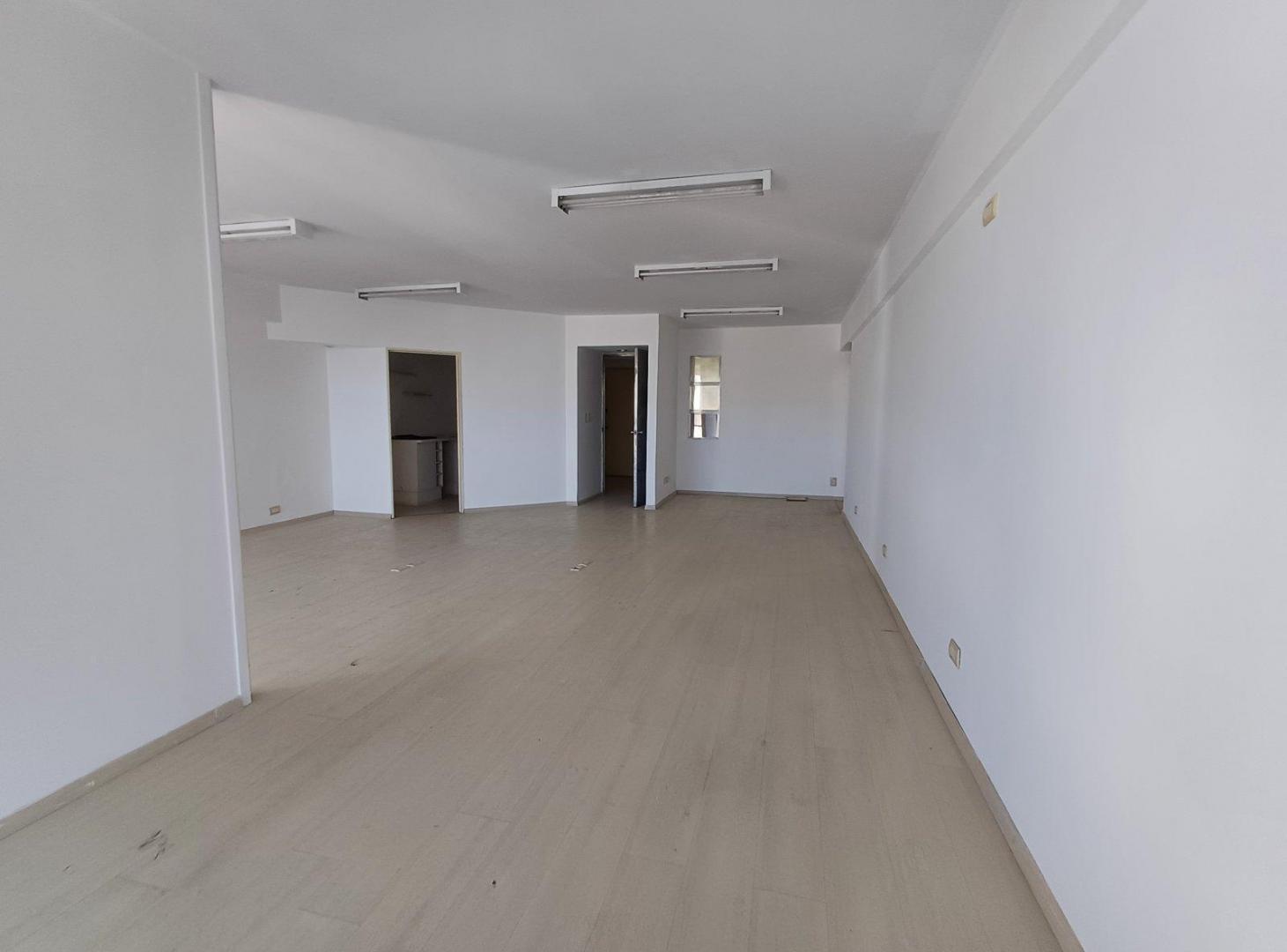 Foto de Moderna Oficina con excelente ilumunación, cocina y baño privado, imagen 3