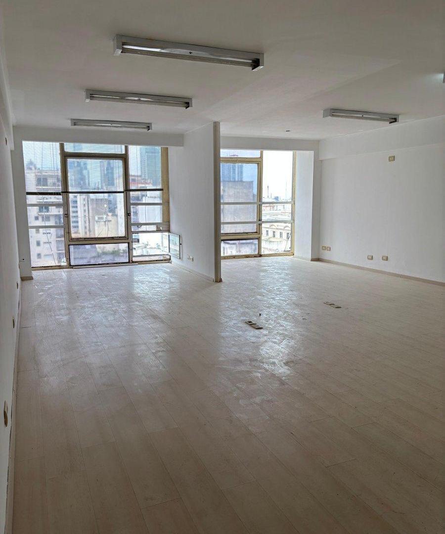 Foto de Moderna Oficina con excelente ilumunación, cocina y baño privado, imagen 4