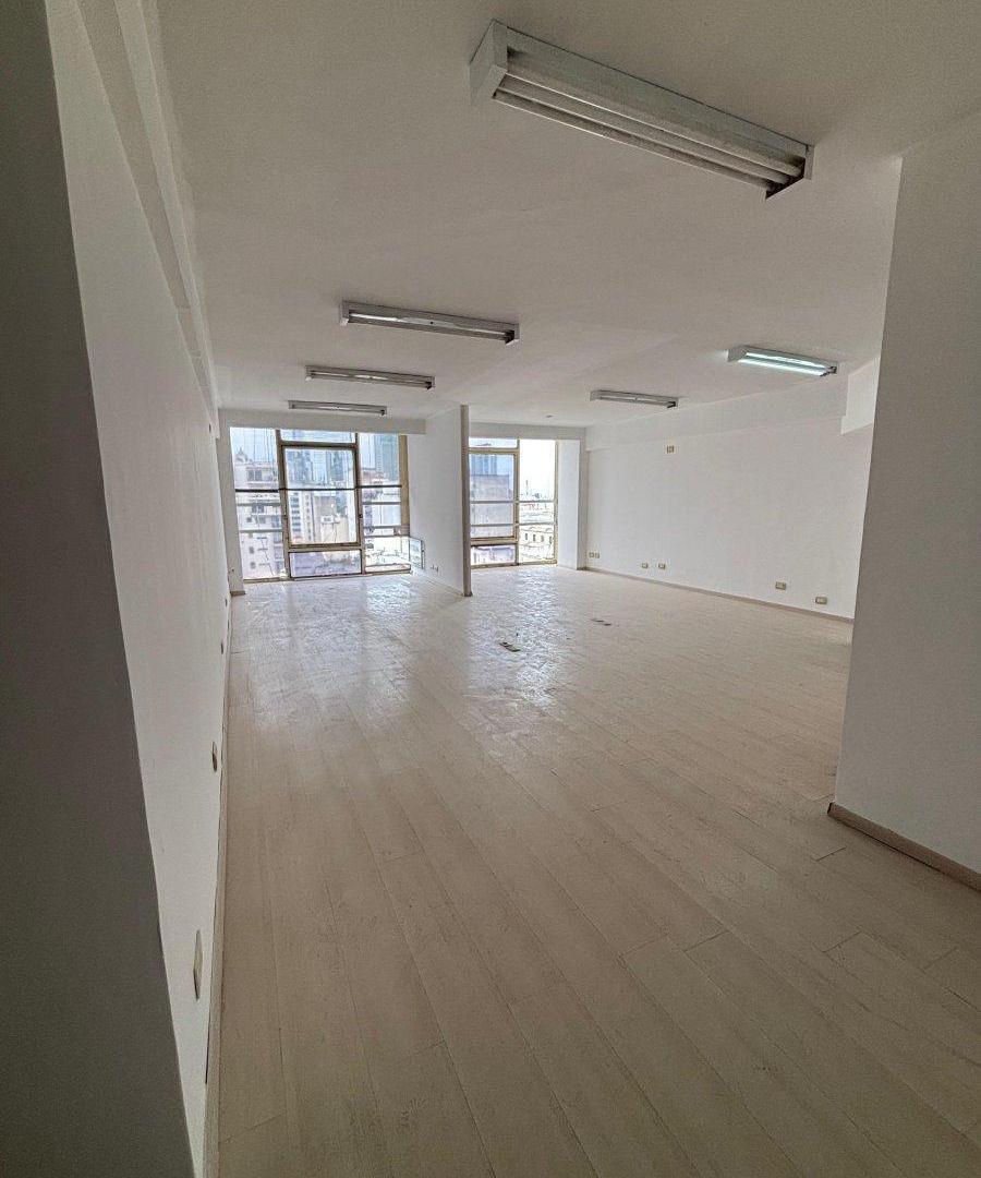 Foto de Moderna Oficina con excelente ilumunación, cocina y baño privado, imagen 5