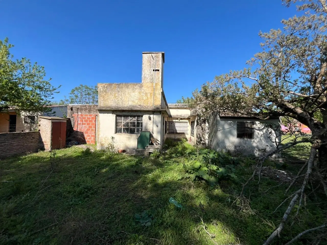 Casa en VENTA a refaccionar con lote en lote 375 metros GOROSTIAGA 5