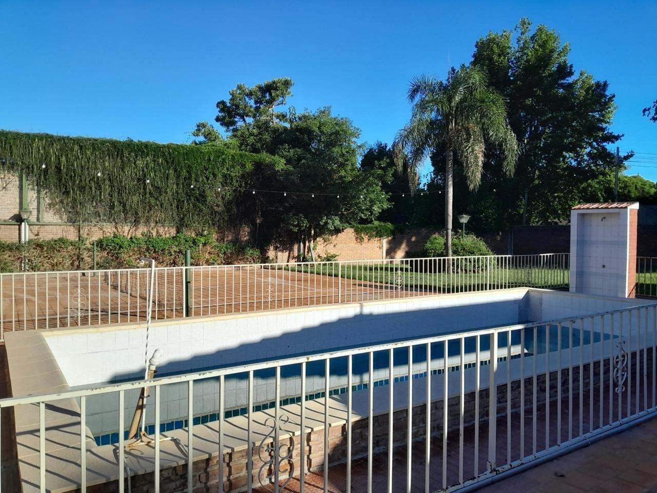 Foto de Casa Quinta Sauce Viejo 5 ambientes + Pileta + Cancha de Padle + Jardín + Cochera + Parrilla, imagen 1