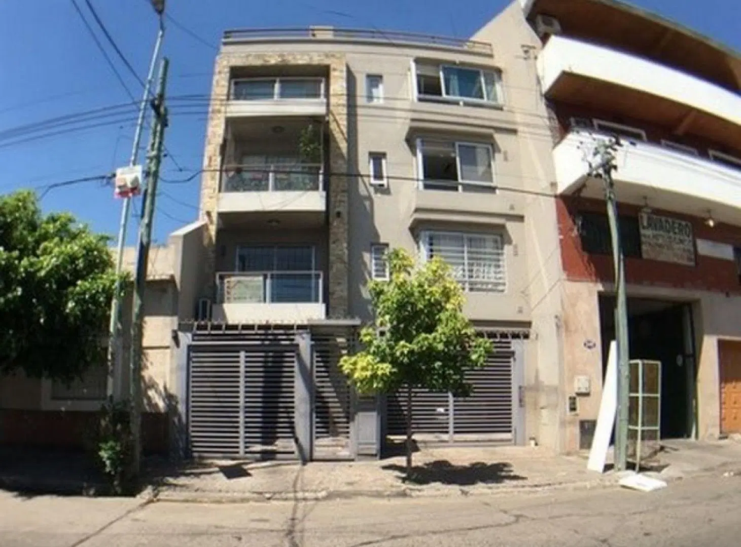 DEPARTAMENTO 2 AMB. AMPLIOS EDIFICIO DE CATEGORIA DE 3 PISOS 3